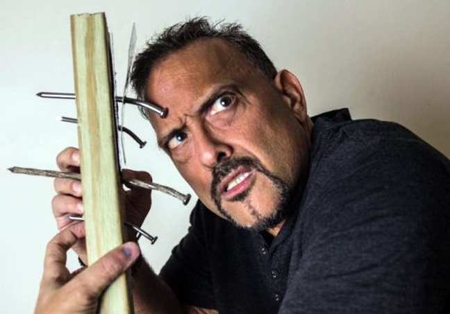 Το κεφάλι αυτού του άντρα είναι από ατσάλι (vid)