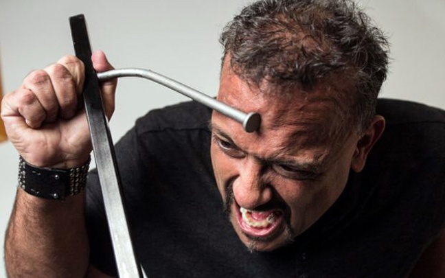 Το κεφάλι αυτού του άντρα είναι από ατσάλι (vid)