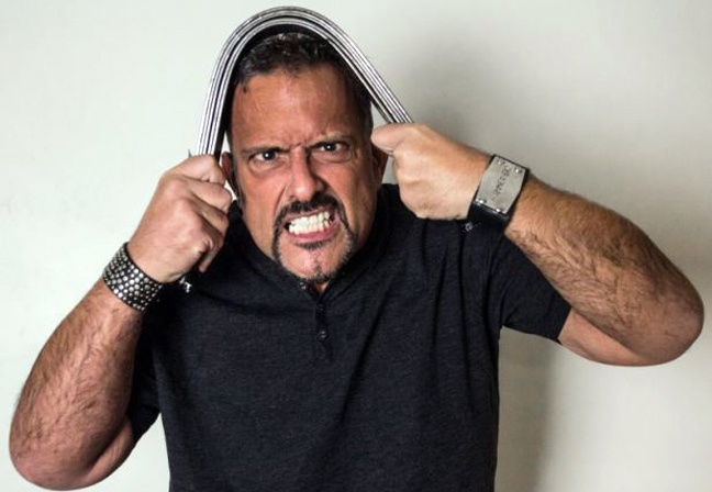 Το κεφάλι αυτού του άντρα είναι από ατσάλι (vid)