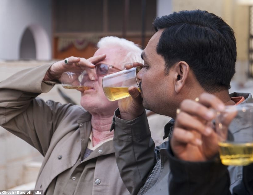 Ινδοί πίνουν ούρα παρθένας αγελάδας για να έχουν την υγειά τους!