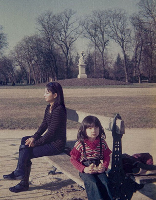 Φωτογραφήθηκε με τον...εαυτό της, όταν ήταν παιδί!