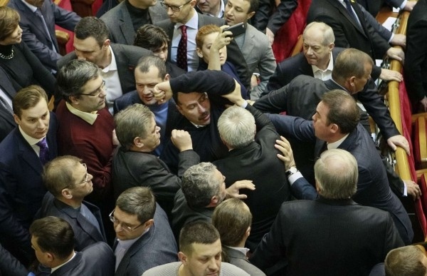 Άγριο ξύλο στη Βουλή της Ουκρανίας! (video)