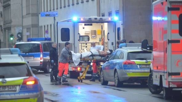 Σοκ στη Γερμανία: Τους σκότωσε στα σκαλιά των δικαστηρίων (pics)