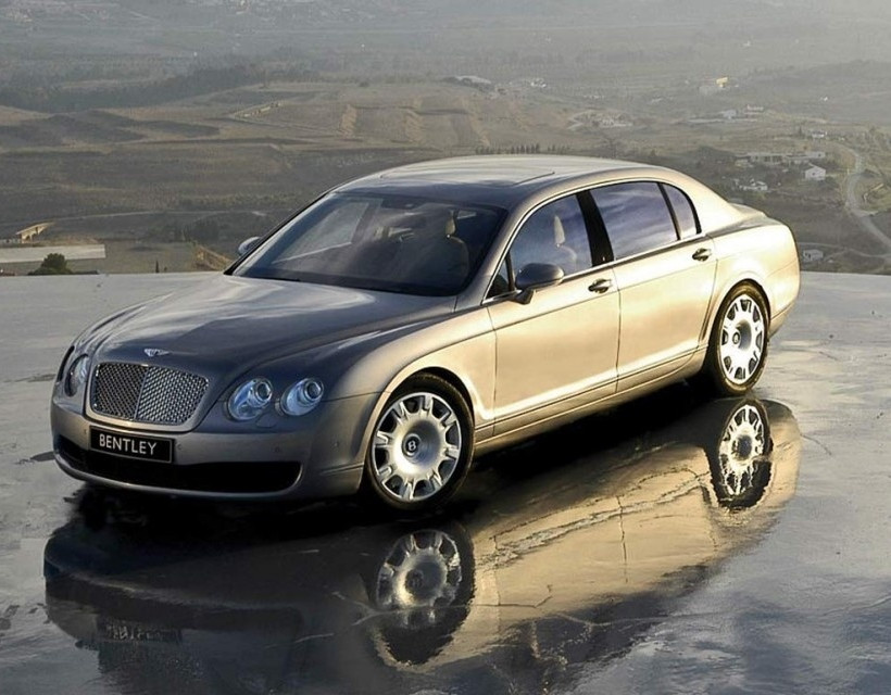 Βόλτα στην αυλή της BENTLEY