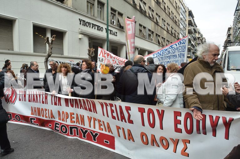 Σε εξέλιξη η πορεία των γιατρών και εργαζομένων στον ΕΟΠΥΥ (vid&pic)