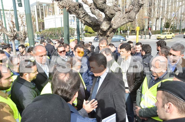 Έξω από τη Βουλή οι αστυνομικοί (Φωτό&Βίντεο)