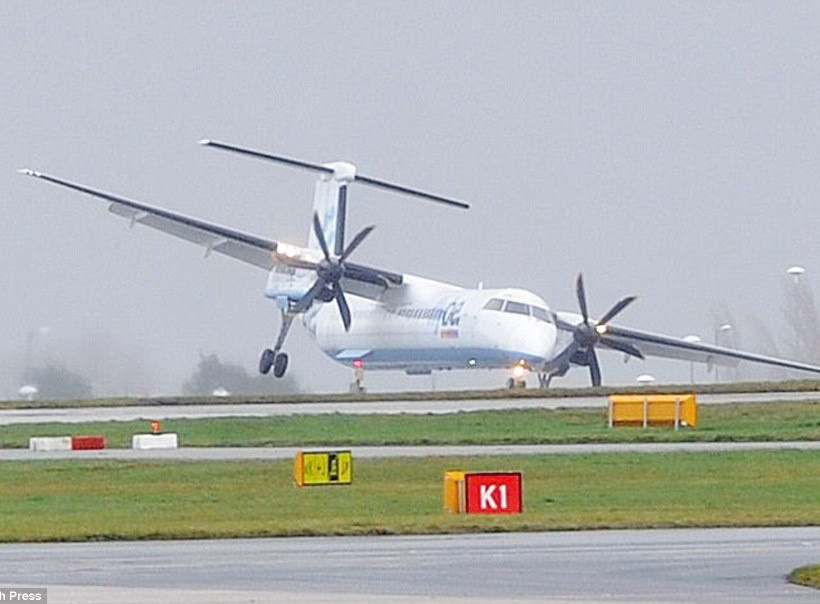 Θυελλώδεις άνεμοι «σαρώνουν» Βρετανία και Ιρλανδία