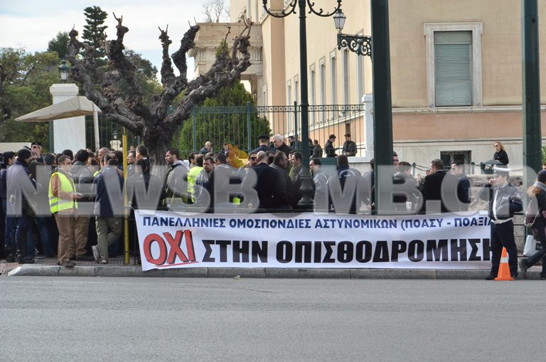 Έξω από τη Βουλή οι αστυνομικοί (Φωτό&Βίντεο)