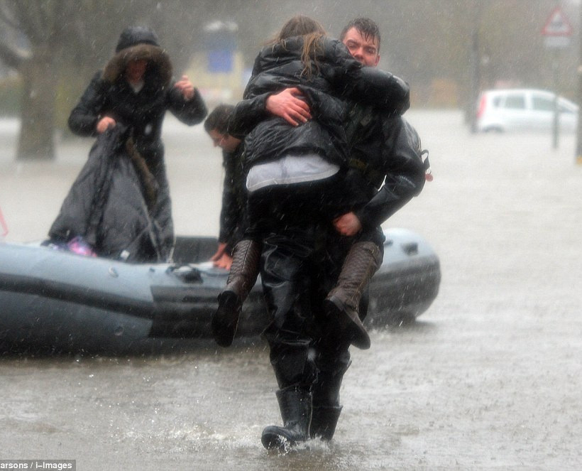 Θυελλώδεις άνεμοι «σαρώνουν» Βρετανία και Ιρλανδία