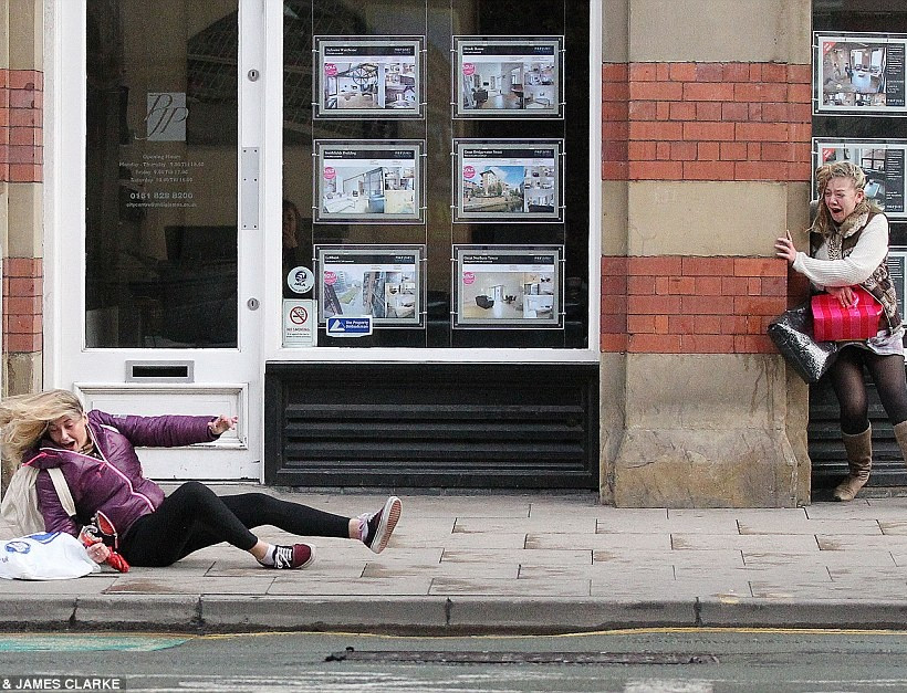 Θυελλώδεις άνεμοι «σαρώνουν» Βρετανία και Ιρλανδία