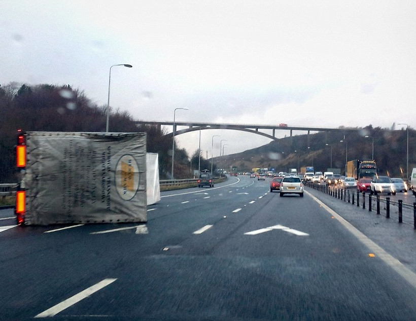 Θυελλώδεις άνεμοι «σαρώνουν» Βρετανία και Ιρλανδία