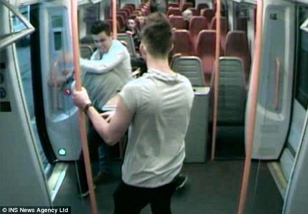 Η στιγμή που νεαρός βρίσκει φρικτό θάνατο σε σταθμό τραίνων