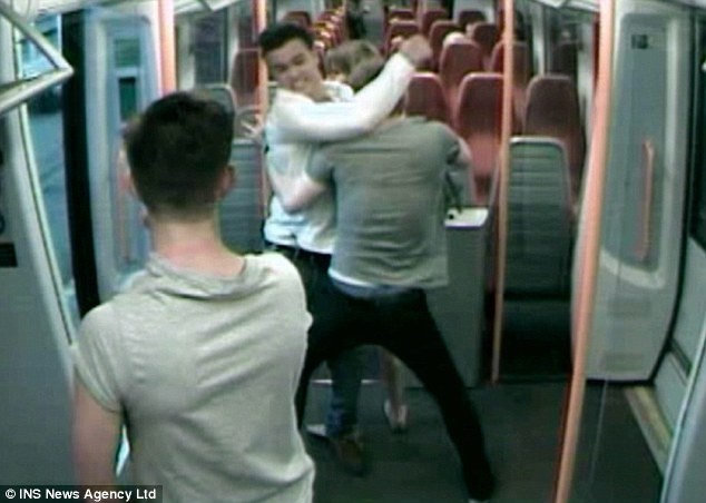 Η στιγμή που νεαρός βρίσκει φρικτό θάνατο σε σταθμό τραίνων