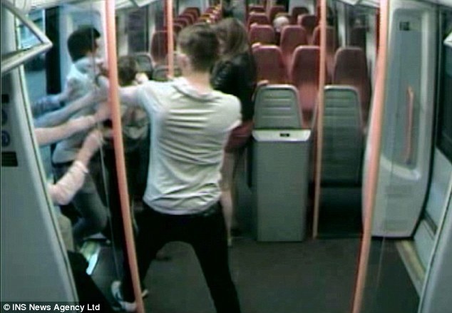 Η στιγμή που νεαρός βρίσκει φρικτό θάνατο σε σταθμό τραίνων