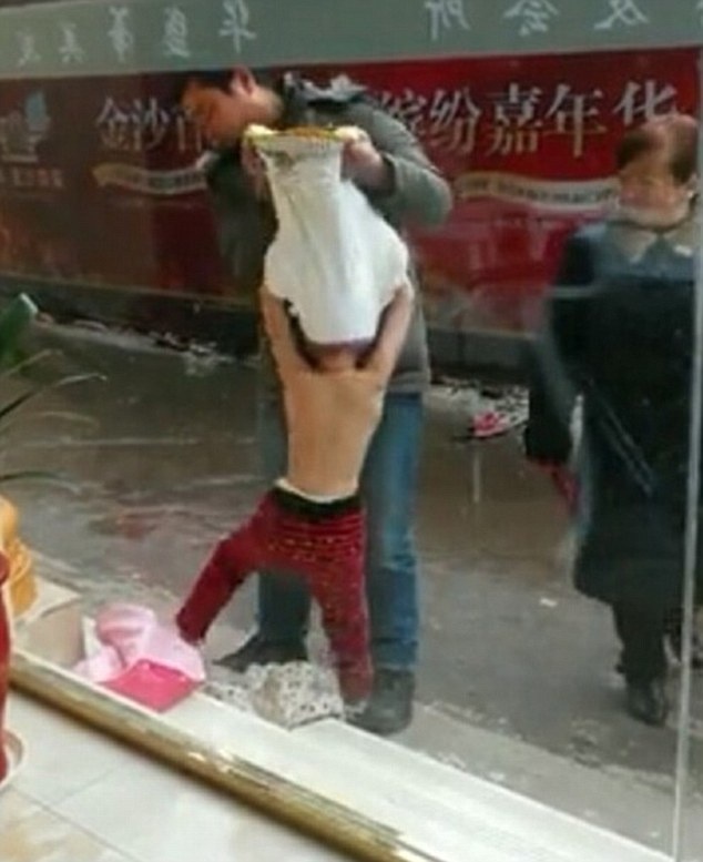 Πα-τέρας έγδυσε την κορούλα του και την έσερνε γυμνή στο δρόμο (pics) 