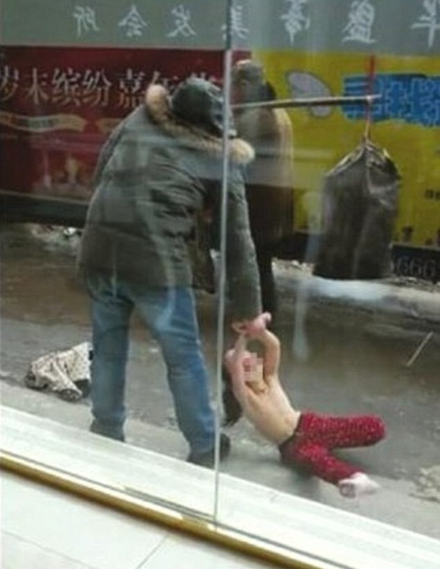 Πα-τέρας έγδυσε την κορούλα του και την έσερνε γυμνή στο δρόμο (pics) 