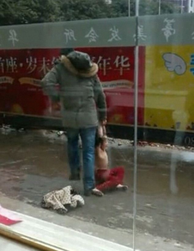 Πα-τέρας έγδυσε την κορούλα του και την έσερνε γυμνή στο δρόμο (pics) 