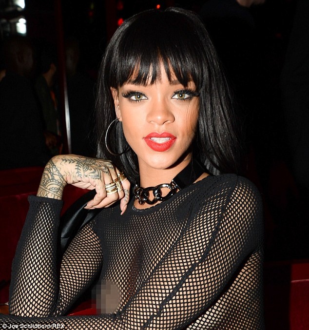 Η Rihanna δεν άφησε τίποτα στη φαντασία 
