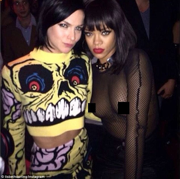 Η Rihanna δεν άφησε τίποτα στη φαντασία 