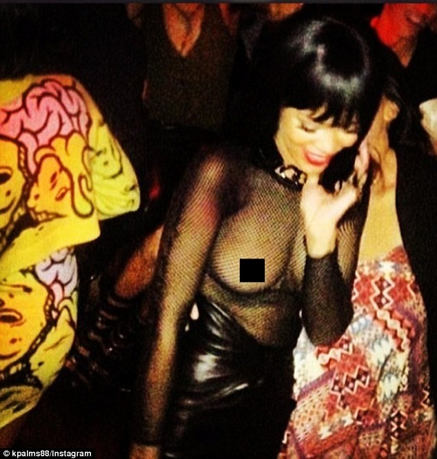 Η Rihanna δεν άφησε τίποτα στη φαντασία 