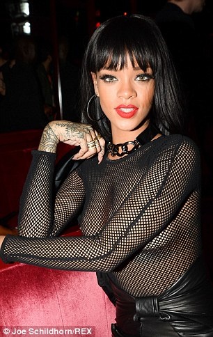 Η Rihanna δεν άφησε τίποτα στη φαντασία 