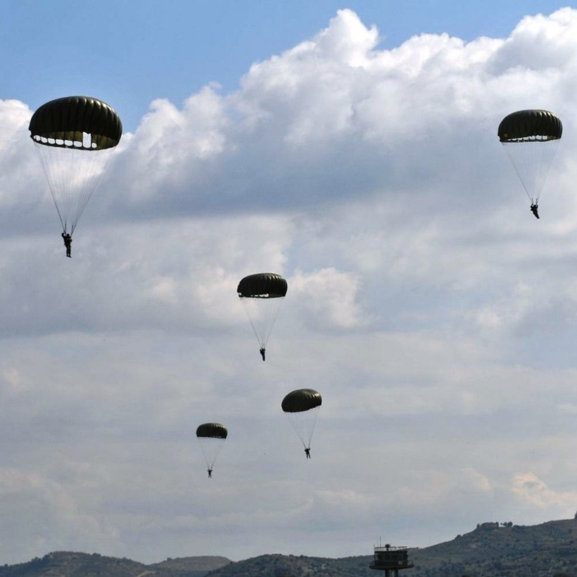 Exercise “Arrow” This is how the Greek Paratroopers are training (pic)