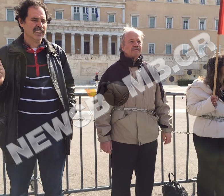 Καθηγητές αλυσοδέθηκαν έξω από τη Βουλή (pics)
