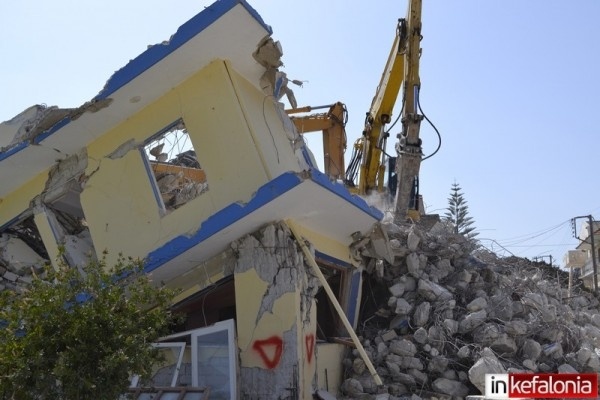 Ληξούρι: Ξεκίνησαν οι πρώτες κατεδαφίσεις (photos)