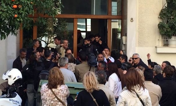 ΤΩΡΑ: Εκπαιδευτικοί έκαναν κατάληψη στον γραφείο του Μητσοτάκη