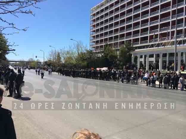 Θεσ/νικη: Σιδηρόφρακτη παρέλαση με φυγαδευμένους πολιτικούς (pics)