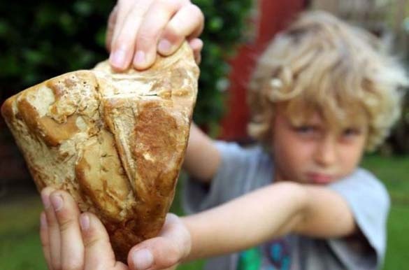 Μπορείτε να μαντέψετε τι κρατάει το παιδί; (photo)