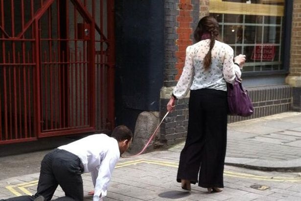 Έβγαλε βόλτα έναν άνδρα με... λουρί και πεσμένο στα τέσσερα! (pics)