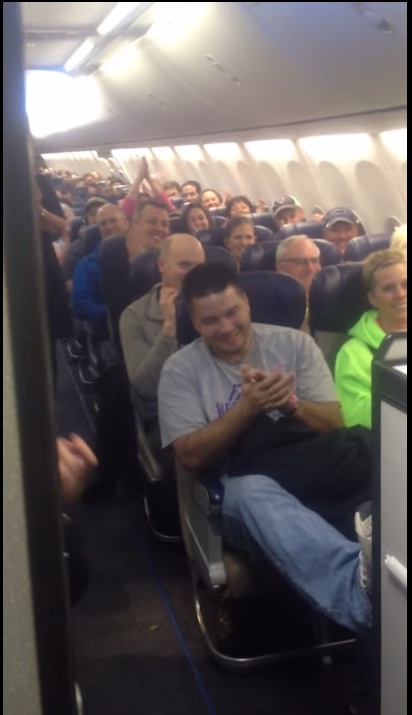 Αεροσυνοδός δε δίνει τις συνηθισμένες οδηγίες ασφαλείας (vid+phs)