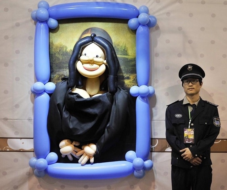 Have a look: Mona lisa from balloons! (pic)