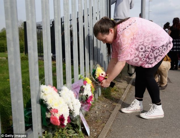 Θρήνος για την καθηγήτρια που μαχαιρώθηκε μέχρι θανάτου