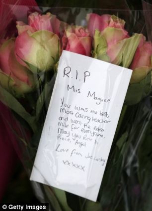 Θρήνος για την καθηγήτρια που μαχαιρώθηκε μέχρι θανάτου