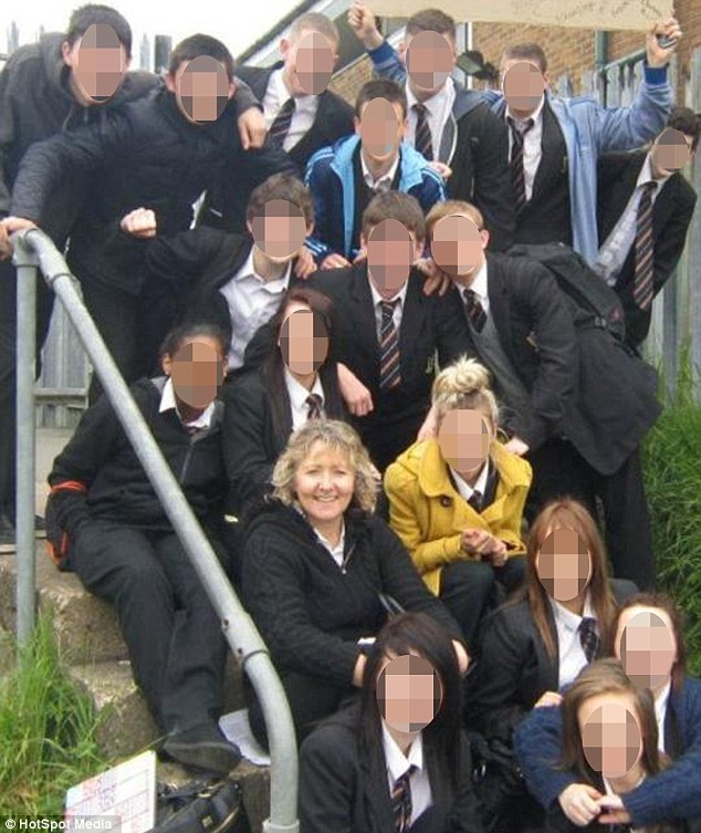 Θρήνος για την καθηγήτρια που μαχαιρώθηκε μέχρι θανάτου