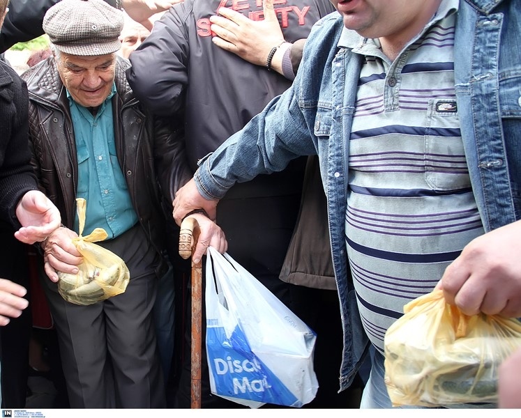 «Πολεμούν» για μία σακούλα στις λαϊκές αγορές (pics)