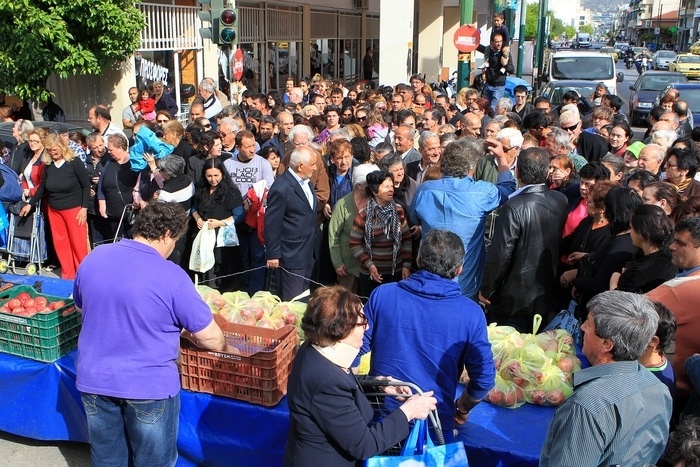 Many people in the distributing of free food from producers