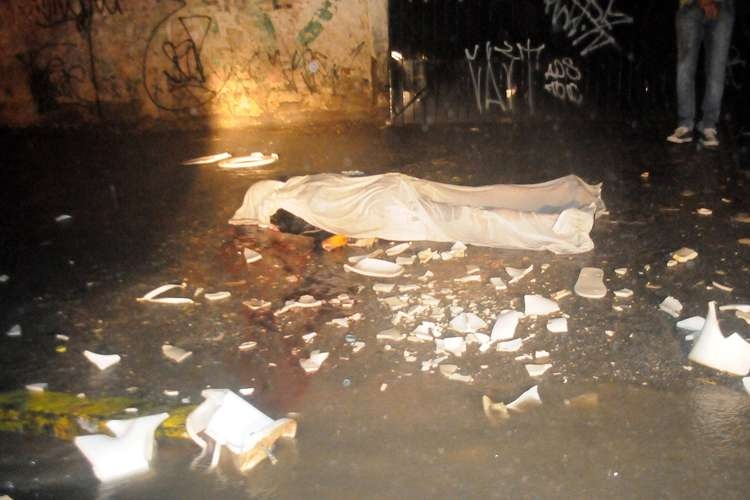 Σκληρές εικόνες: Δολοφονία οπαδού - σοκ. Οι αντίπαλοι του πέταξαν...