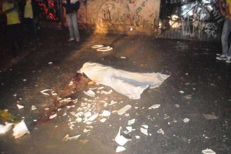 Σκληρές εικόνες: Δολοφονία οπαδού - σοκ. Οι αντίπαλοι του πέταξαν...