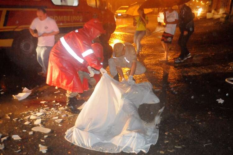 Σκληρές εικόνες: Δολοφονία οπαδού - σοκ. Οι αντίπαλοι του πέταξαν...