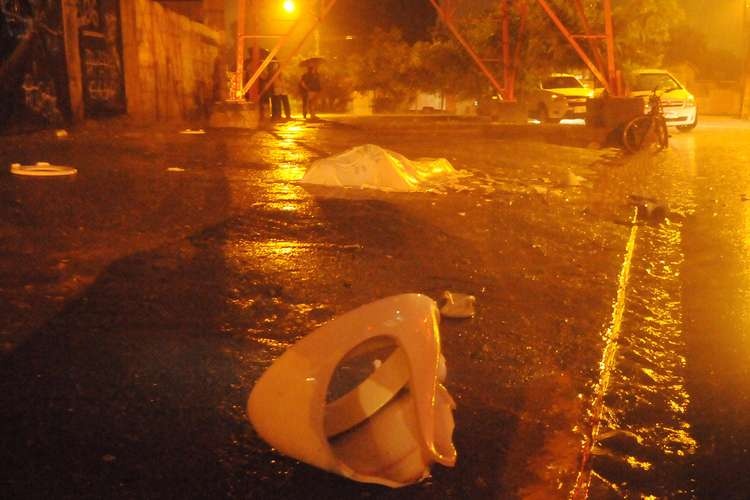 Σκληρές εικόνες: Δολοφονία οπαδού - σοκ. Οι αντίπαλοι του πέταξαν...