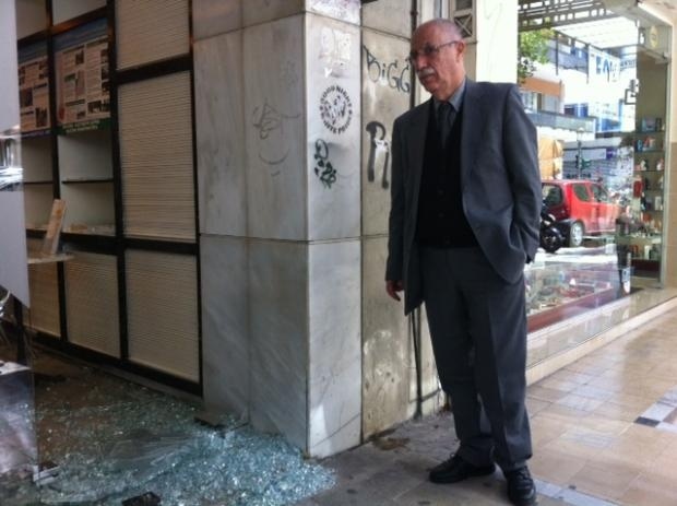 Πάτρα: Άνγωστοι έκαναν γυαλιά-καρφιά το εκλογικό κέντρο του Δημαρά