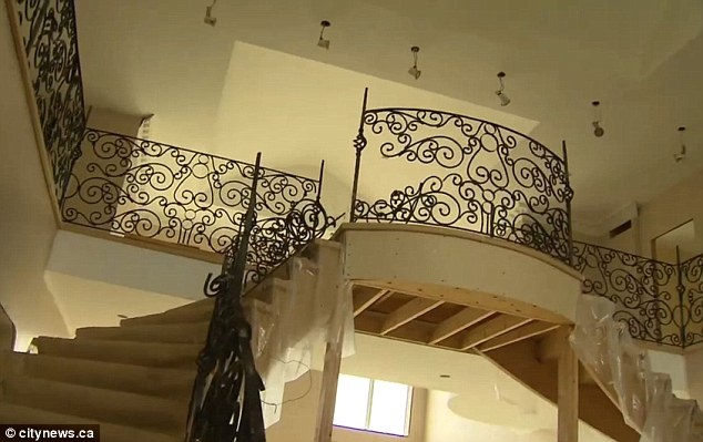 Είπε στους γονείς ότι κάλεσε απλά μερικούς φίλους! (photos+video)