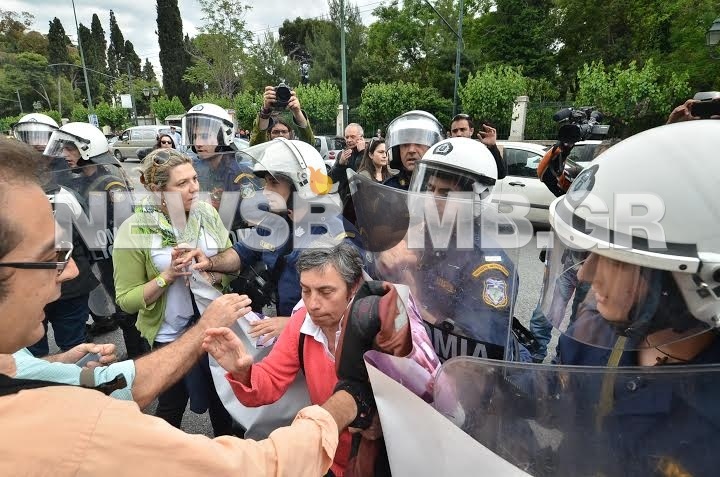Ένταση στο υπ. Διοικητικής Μεταρρύθμισης – Κλωτσιές με τα ΜΑΤ (photos)