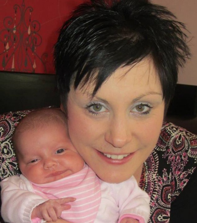 Συγκλονιστική φώτο: Αγκαλιά με το ζωντανό και το νεκρό μωρό της