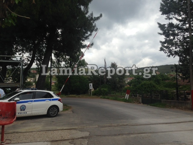 Λαμία: Έπεσε με το μηχανάκι πάνω στις μπάρες του τρένου