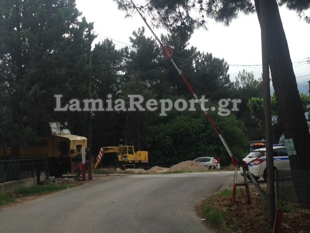 Λαμία: Έπεσε με το μηχανάκι πάνω στις μπάρες του τρένου