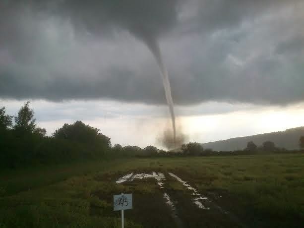 «Στον αέρα» ο Έβρος: Ο ανεμοστρόβιλος παρέσυρε τα πάντα (pics)